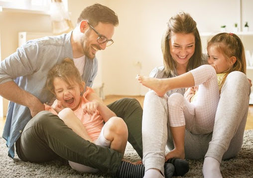 Familie gemeinsam lachen